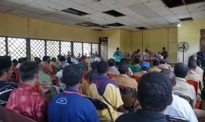 Masyarakat Haju sedang dengar arahan Wakil Gubernur Papua Selatan, paskalis Imadawa – Surya Papua/IST