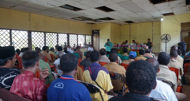 Masyarakat Haju sedang dengar arahan Wakil Gubernur Papua Selatan, paskalis Imadawa – Surya Papua/IST