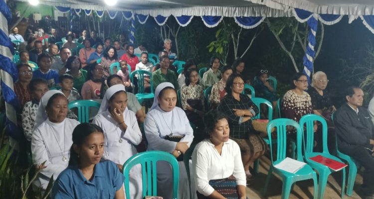 Keluarga besar Lamaholot Kabupaten Merauke melaksanakan misa perutusan bersama Pastor Simon Sabon – Surya Papua/Frans Kobun