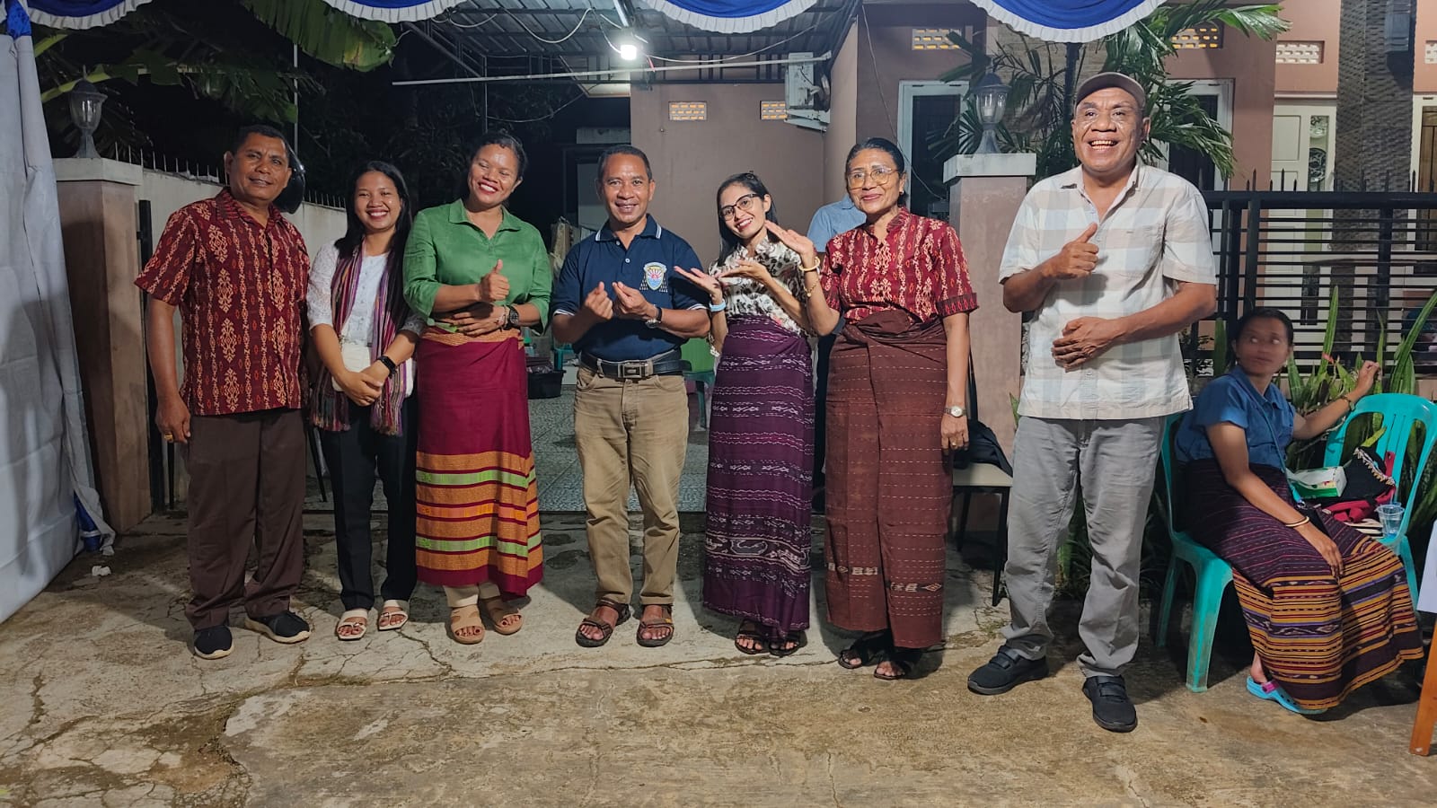 Foto bersama pastor bersama pengurus arisan Keluarga Lahamolot usai memberikan sumbangan – Surya Papua/Frans Kobun