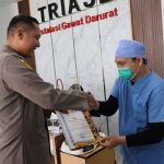 Kapolres Merauke, AKBP Leonardo Yoga memberikan penghargaan kepada tenaga medis di IGD RSUD Merauke – Surya Papua/IST