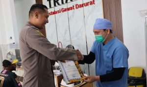 igd satu Kapolres Merauke, AKBP Leonardo Yoga memberikan penghargaan kepada tenaga medis di IGD RSUD Merauke – Surya Papua/IST