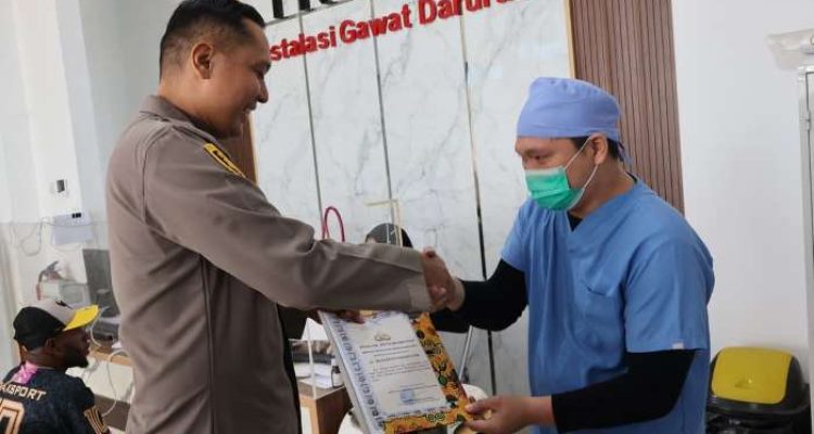 Kapolres Merauke, AKBP Leonardo Yoga memberikan penghargaan kepada tenaga medis di IGD RSUD Merauke – Surya Papua/IST