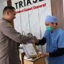 Kapolres Merauke, AKBP Leonardo Yoga memberikan penghargaan kepada tenaga medis di IGD RSUD Merauke – Surya Papua/IST