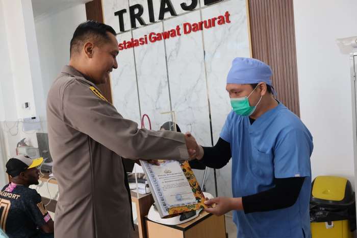 Kapolres Merauke, AKBP Leonardo Yoga memberikan penghargaan kepada tenaga medis di IGD RSUD Merauke – Surya Papua/IST