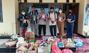 Puluhan jenis makananan maupun minuman kadaluarsa yang dijual pedagang di toko-kios diamankan sekaligus dimusnahkan – Surya Papua/IST