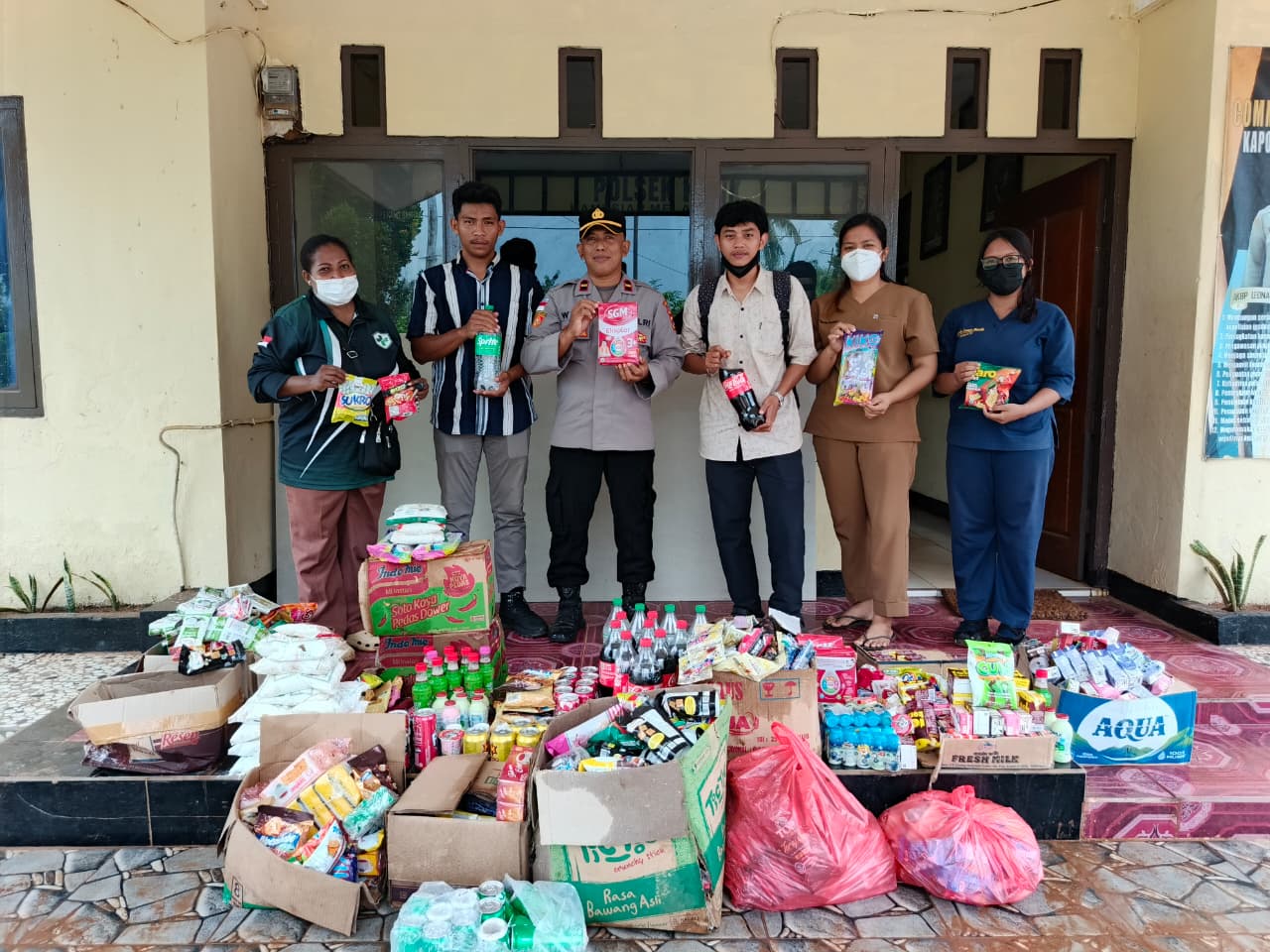 Puluhan jenis makananan maupun minuman kadaluarsa yang dijual pedagang di toko-kios diamankan sekaligus dimusnahkan – Surya Papua/IST