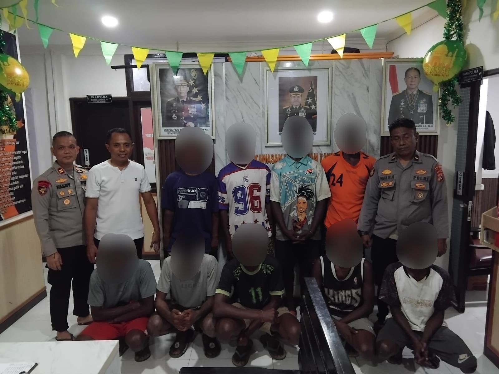 Para pelaku yang diamankan setelah menjebol kontainer yang berisi kopra di Pelabuhan Merauke – Surya Papua/IST