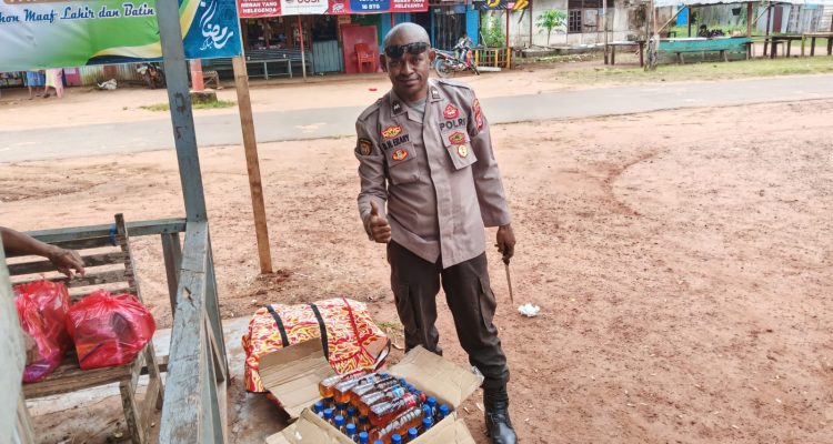 Puluhan botol sopi yang diamankan aparat kepolisian di Kumbe – Surya Papua/IST