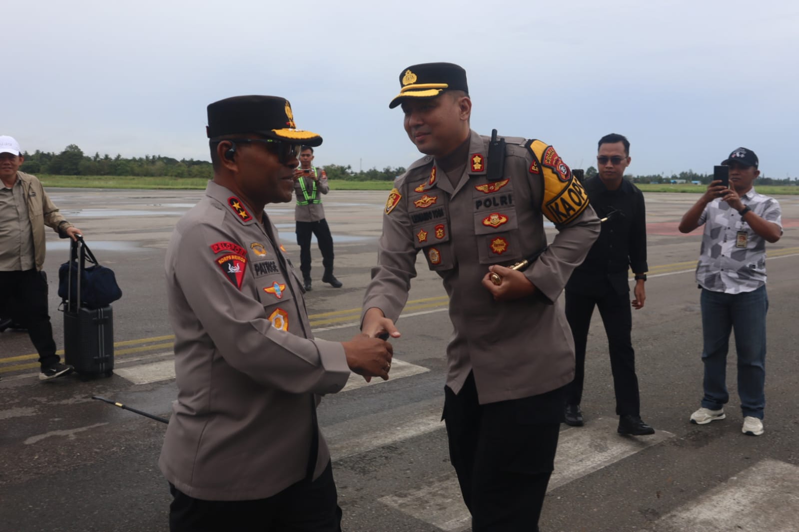 Kapolda Papua, Irjen Pol Patrige Renwarin sedang bersalaman dengan Kapolres Merauke, AKBP Leonardo Yoga – Surya Papua/IST