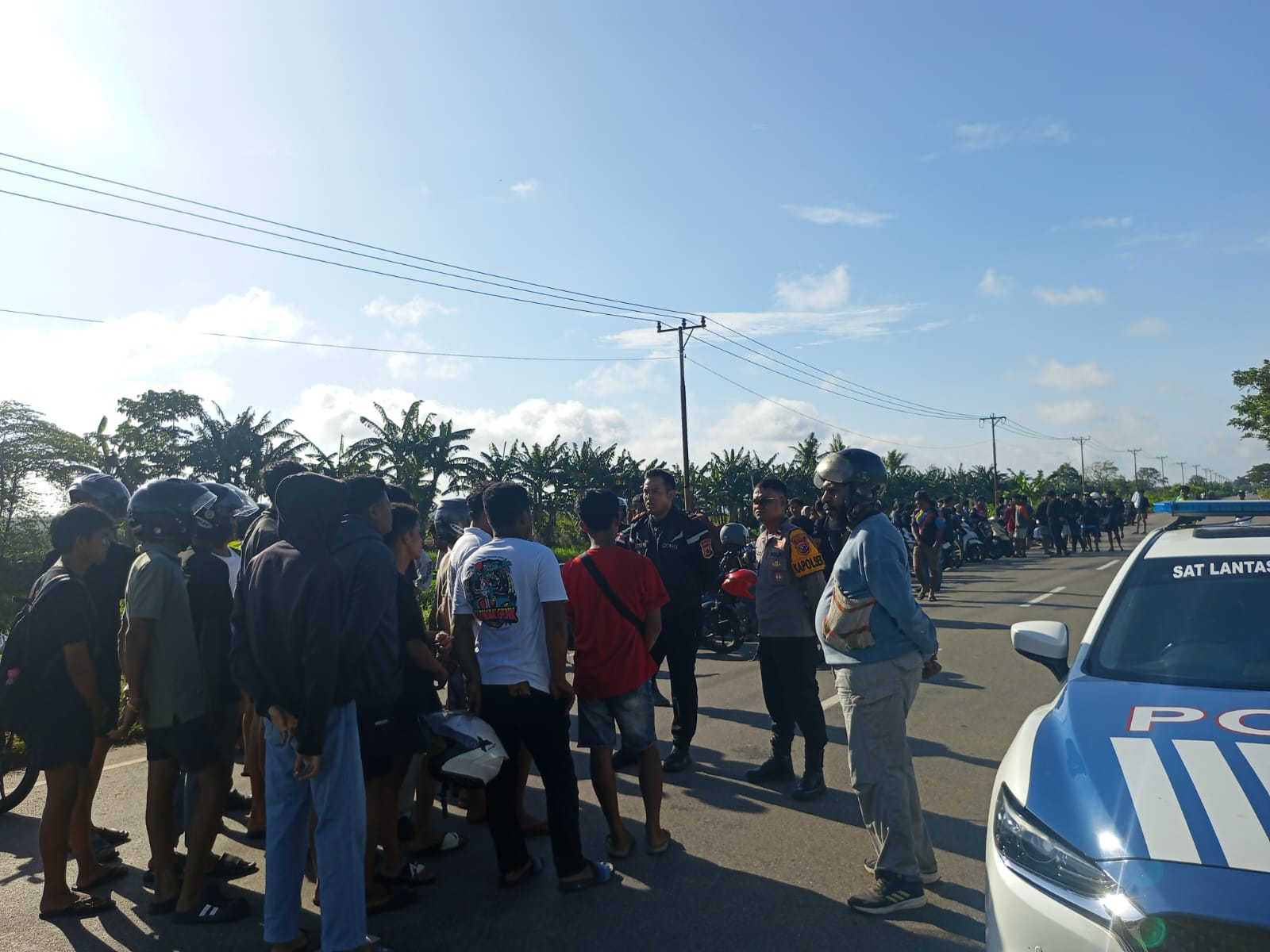 Aksi balap liar di SP-7, Kampung Hidup Baru, Distrik Tanah Miring, Kabupaten Merauke yang dibubarkan aparat kepolisian – Surya Papua/IST