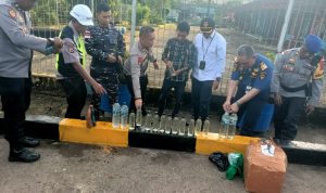 Belasan botol sopi yang diamankan saat KM Sirimau bersandar di Pelabuhan Merauke – Surya Papua/IST