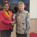 Ketua Presidium Pengurus Pusat Perhimpunan Mahasiswa Katolik Republik Indonesia (PP PMKRI) periode 2024-2026, Susana Florika Marianti Kandaimu berjabatan tangan dengan Ketua Presidium Konferensi Waligereja Indonesia (KWI), Mgr.Antonius Subianto Bunjamin, OSC – Surya Papua/IST