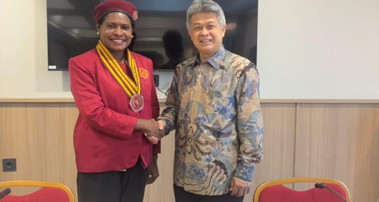 Ketua Presidium Pengurus Pusat Perhimpunan Mahasiswa Katolik Republik Indonesia (PP PMKRI) periode 2024-2026, Susana Florika Marianti Kandaimu berjabatan tangan dengan Ketua Presidium Konferensi Waligereja Indonesia (KWI), Mgr.Antonius Subianto Bunjamin, OSC – Surya Papua/IST