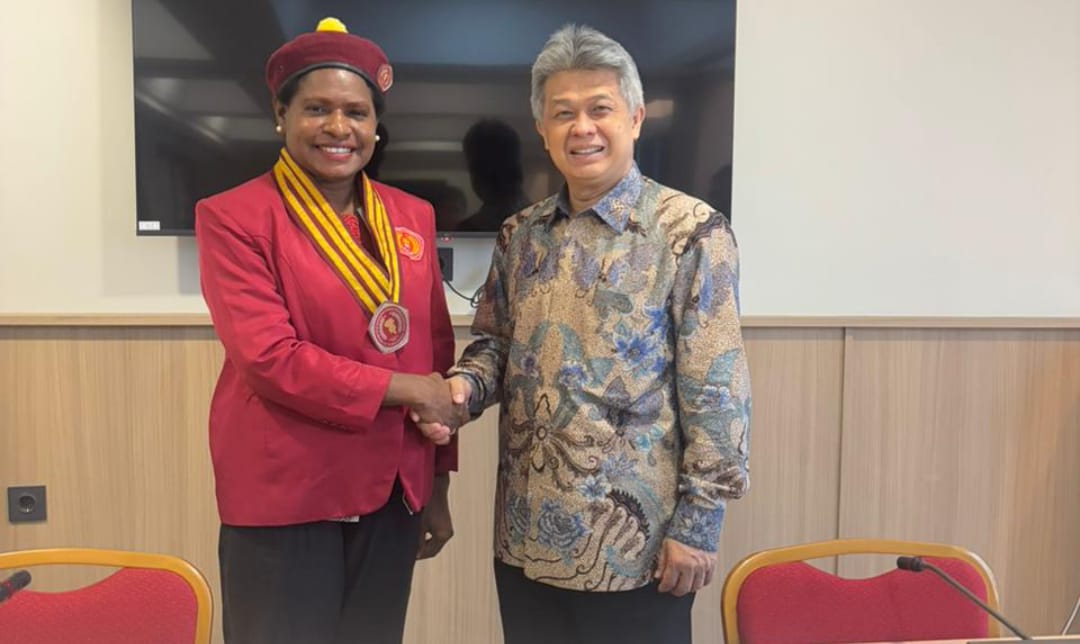 Ketua Presidium Pengurus Pusat Perhimpunan Mahasiswa Katolik Republik Indonesia (PP PMKRI) periode 2024-2026, Susana Florika Marianti Kandaimu berjabatan tangan dengan Ketua Presidium Konferensi Waligereja Indonesia (KWI), Mgr.Antonius Subianto Bunjamin, OSC – Surya Papua/IST