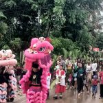 Perarakan umat pada perayaan Minggu Palma di Gereja Santa Theresia Buti – Surya Papua/Frans Kobun