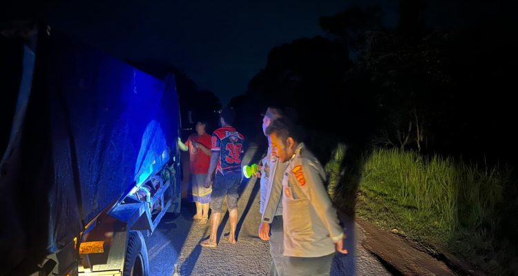 Anggota polisi di Polsek Sota sedang patroli sekaligus memantau situasi di sejumlah titik – Surya Papua/IST