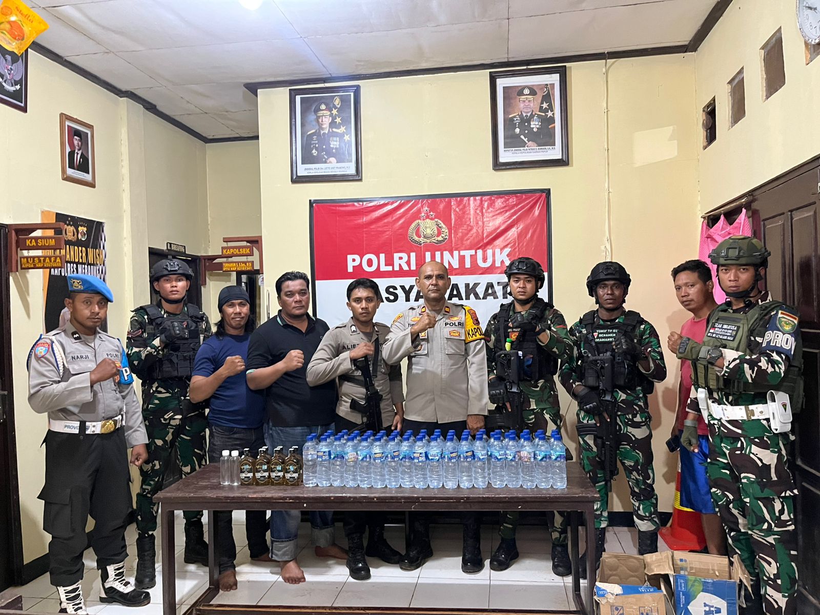 Puluhan botol sopi serta miras berlabel yang diamankan – Surya Papua/IST