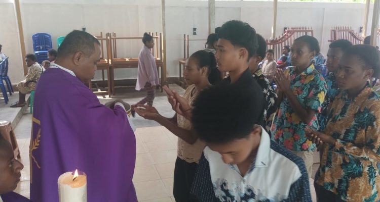Pastor Paroki Santa Theresia Buti, Simon Petrus Matruty – Surya Papua/Frans Kobun