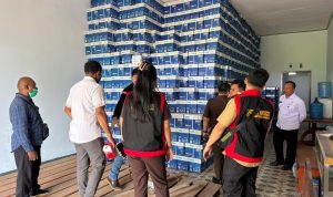 Tim Penyidik Kejari Merauke sedang melakukan penggeledahan di Gudang BUMD Boven Digoel – Surya Papua/IST