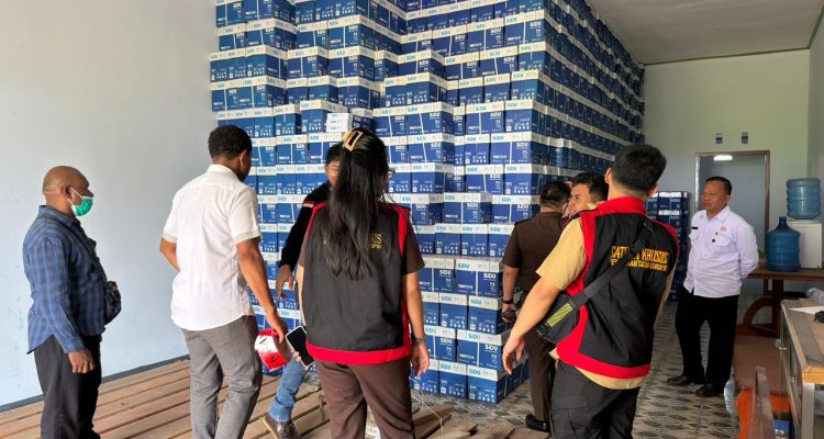 Tim Penyidik Kejari Merauke sedang melakukan penggeledahan di Gudang BUMD Boven Digoel – Surya Papua/IST