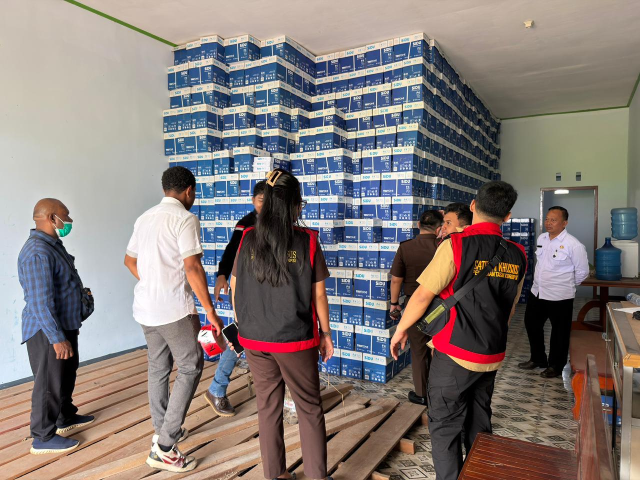 Tim Penyidik Kejari Merauke sedang melakukan penggeledahan di Gudang BUMD Boven Digoel – Surya Papua/IST