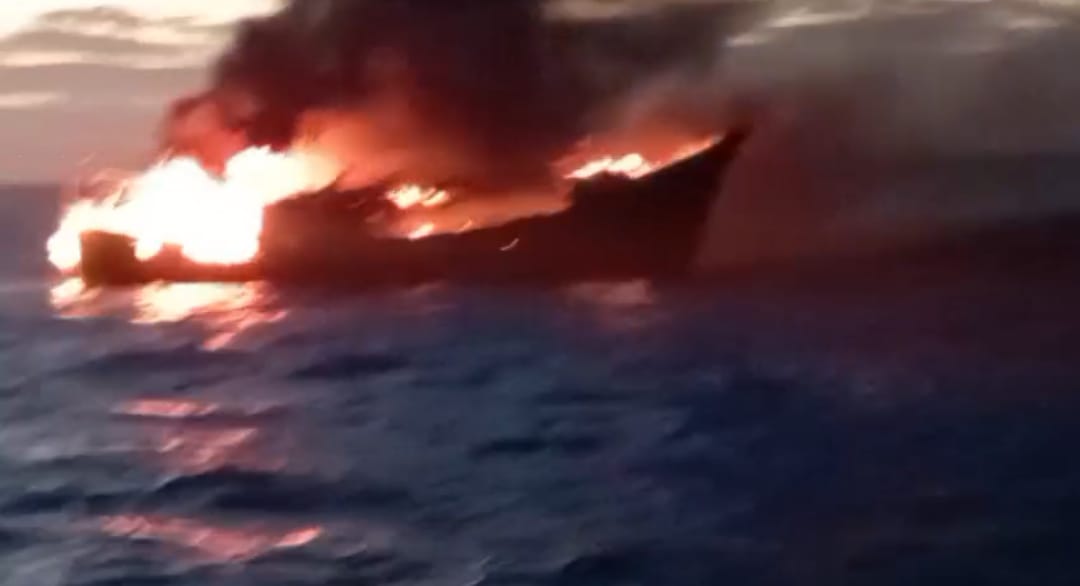 KM Mekar Alam B yang terbakar di perairan Arafura-Merauke, Papua Selatan tadi siang – Surya Papua/IST