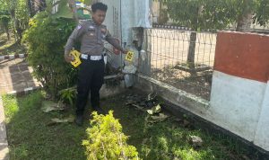 tkp 7 Pagar Kantor Kesbangpol Merauke yang ditabrak korban dan sedang dilakukan olah TKP oleh aparat kepolisian dari Satlantas Polres Merauke – Surya Papua/IST