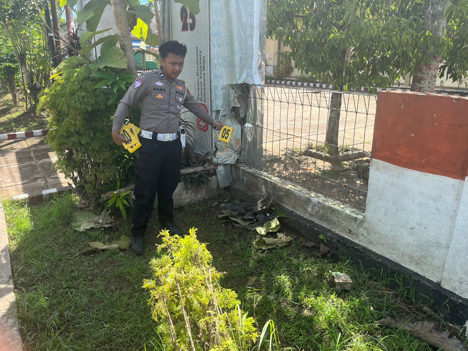 Pagar Kantor Kesbangpol Merauke yang ditabrak korban dan sedang dilakukan olah TKP oleh aparat kepolisian dari Satlantas Polres Merauke – Surya Papua/IST