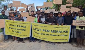 Aksi penolakan masyarakat untuk Kampung Sumuraman dijadikan Kampung Nelayan Merah Putih – Surya Papua/IST