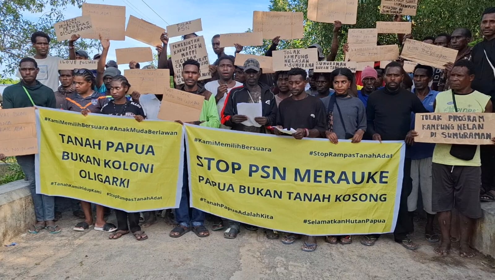 Aksi penolakan masyarakat untuk Kampung Sumuraman dijadikan Kampung Nelayan Merah Putih – Surya Papua/IST