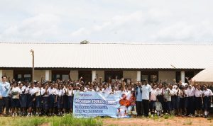 Foto bersama siswa-siswi usai proses belajar mengajar yang dilaksanakan di salah satu sekolah – Surya Papua/IST