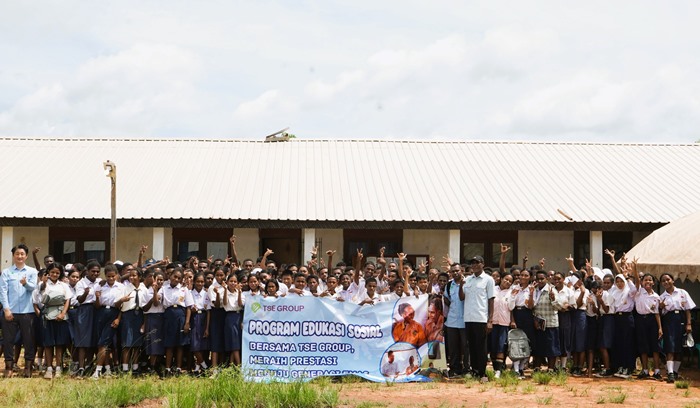 Foto bersama siswa-siswi usai proses belajar mengajar yang dilaksanakan di salah satu sekolah – Surya Papua/IST