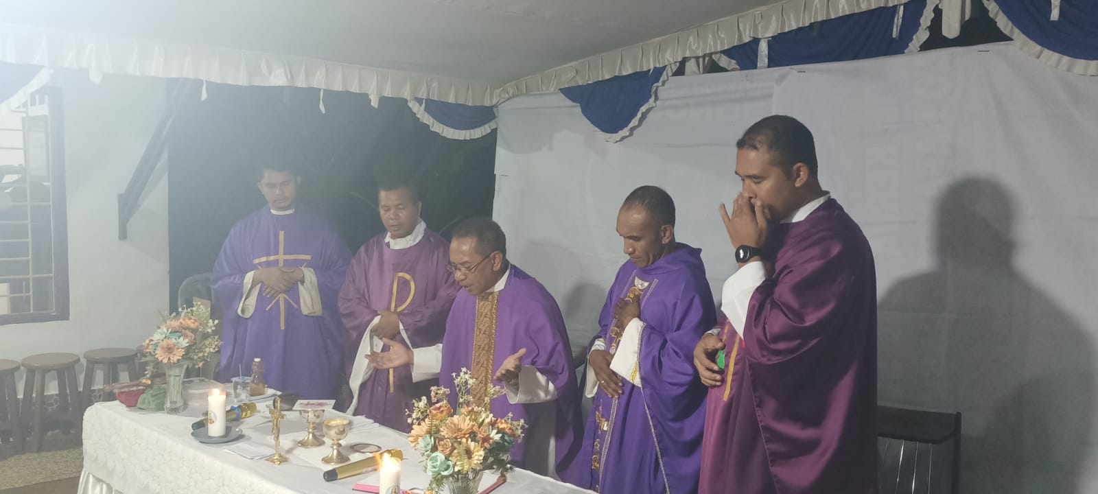 Lima pastor yang memimpin perayaan misa bersama keluarga besar Lamaholot- Merauke – Surya Papua/Frans Kobun