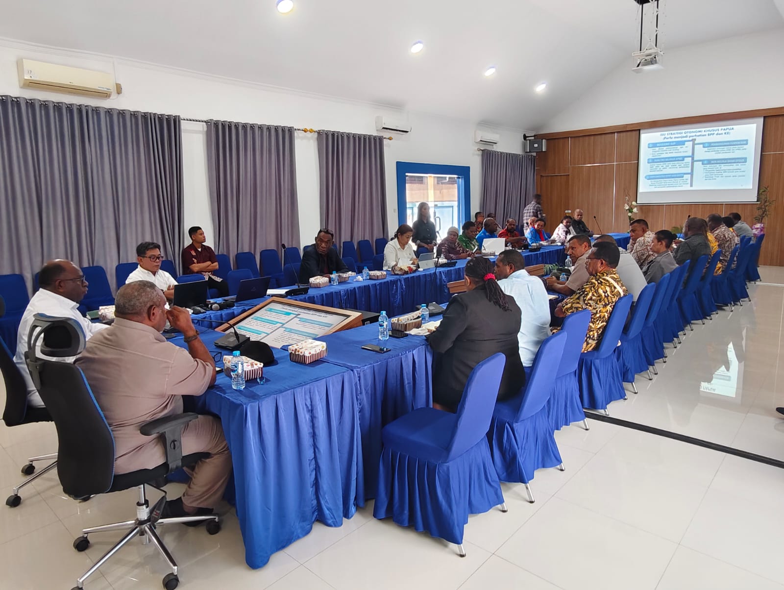 Suasana audiens yang berlangsung di ruangan BP3OKP Papua Selatan tadi pagi – Surya Papua/Frans Kobun