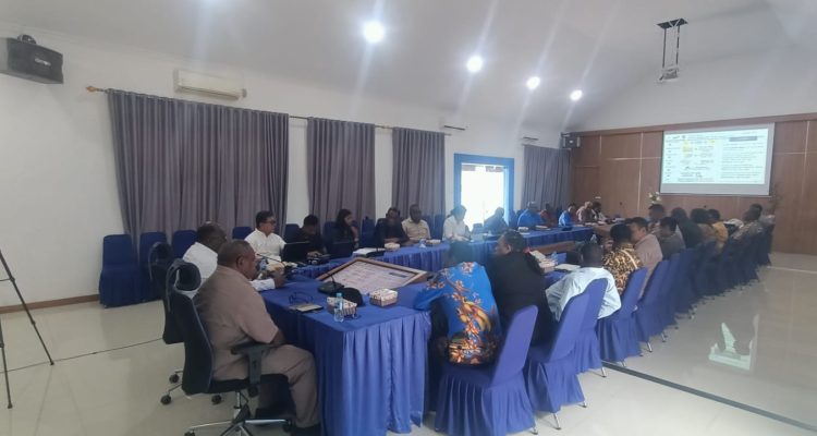 Ketua MRPS, Damianus Katayu bersama anggota saat menghadiri pertemuan bersama Ke[ala BP3OKP Papua Selatan – Surya Papua/Frans Kobun