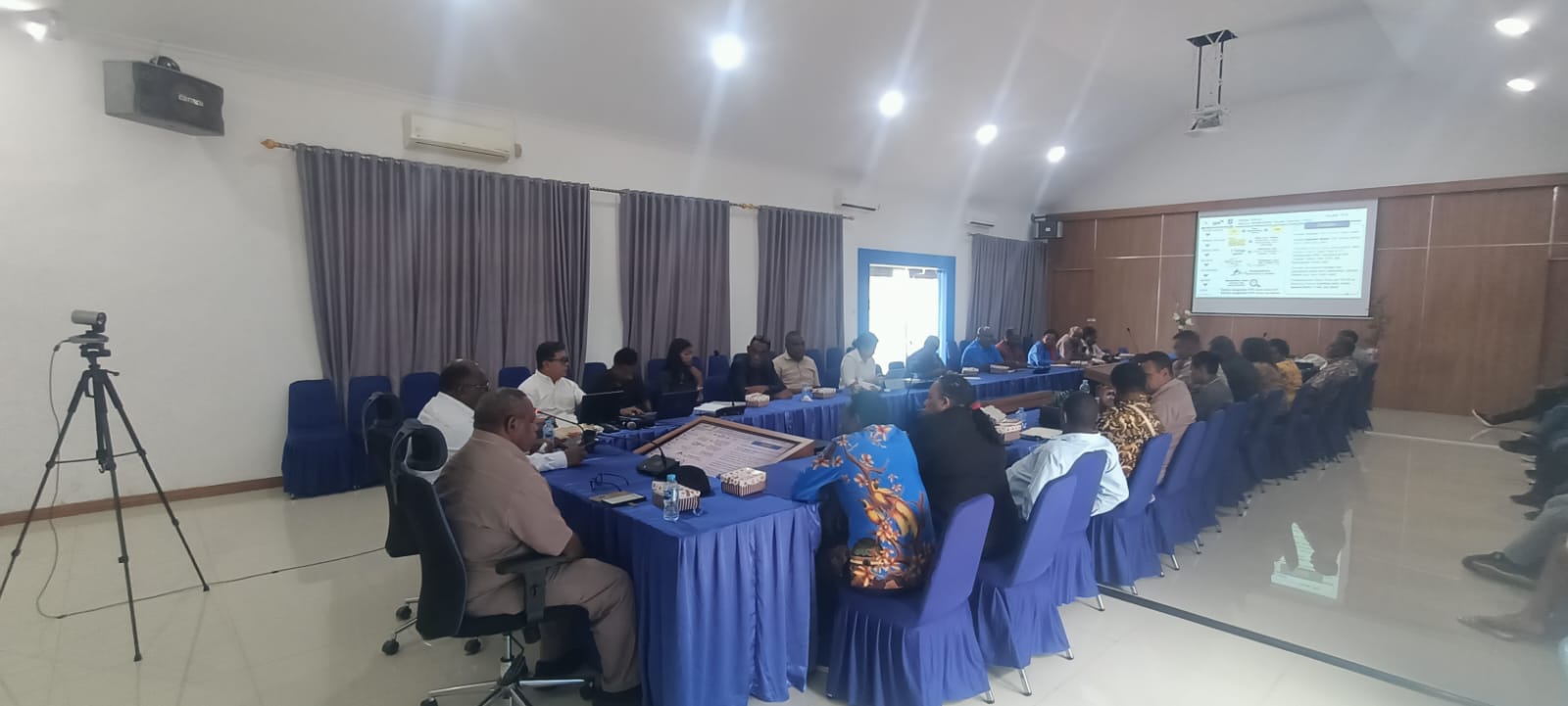 Ketua MRPS, Damianus Katayu bersama anggota saat menghadiri pertemuan bersama Ke[ala BP3OKP Papua Selatan – Surya Papua/Frans Kobun