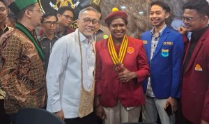 Ketua Presidium Pengurus Pusat (PP) PMKRI periode 2024-2026, Susana Florika Marianti Kandaimu foto bersama dengan Menko Bidang Pangan, Zulkifli Hasan – Surya Papua/IST