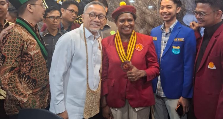 Ketua Presidium Pengurus Pusat (PP) PMKRI periode 2024-2026, Susana Florika Marianti Kandaimu foto bersama dengan Menko Bidang Pangan, Zulkifli Hasan – Surya Papua/IST