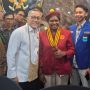 Ketua Presidium Pengurus Pusat (PP) PMKRI periode 2024-2026, Susana Florika Marianti Kandaimu foto bersama dengan Menko Bidang Pangan, Zulkifli Hasan – Surya Papua/IST