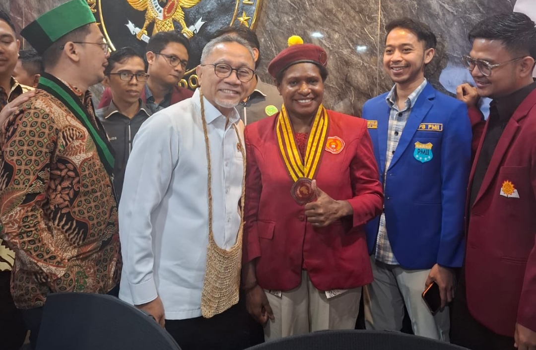 Ketua Presidium Pengurus Pusat (PP) PMKRI periode 2024-2026, Susana Florika Marianti Kandaimu foto bersama dengan Menko Bidang Pangan, Zulkifli Hasan – Surya Papua/IST