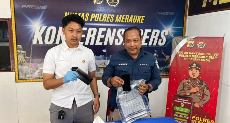 KBO Satreskrim Polres Merauke berikan keterangan pers kepada sejumlah wartawan – Surya Papua/IST