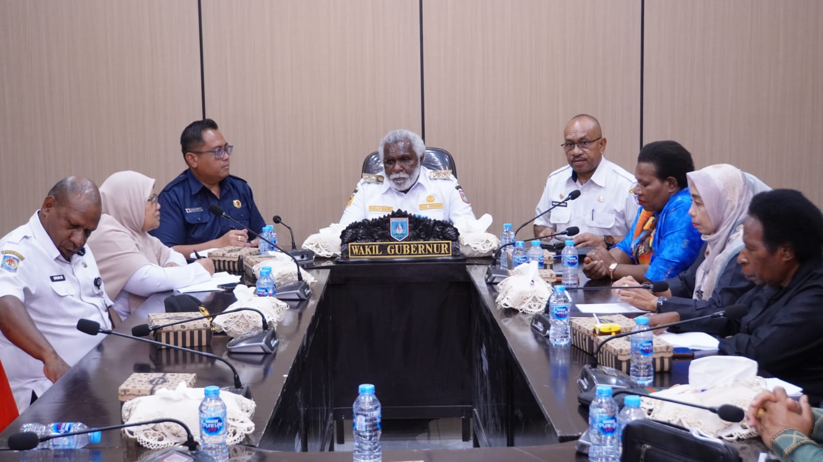 Wagub Papua Selatan, Paskalis Imadawa sedang audiens dengan Komisi A DPRD Boven Digoel – Surya Papua/IST