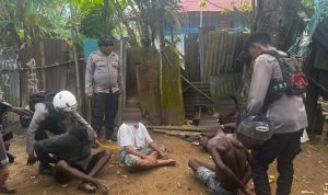 Anggota di Pospol Samkai yang mengamankan para pelaku ketika membuat keributan hingga mengganggu kenyamanan orang beristirahat – Surya Papua/IST
