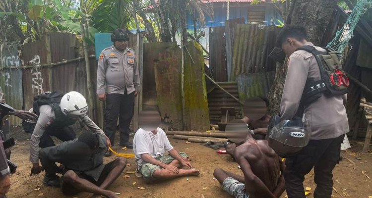 Anggota di Pospol Samkai yang mengamankan para pelaku ketika membuat keributan hingga mengganggu kenyamanan orang beristirahat – Surya Papua/IST