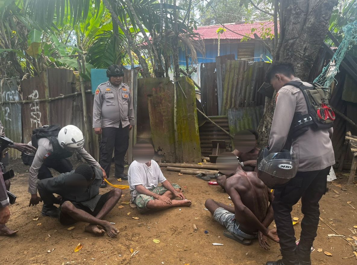 Anggota di Pospol Samkai yang mengamankan para pelaku ketika membuat keributan hingga mengganggu kenyamanan orang beristirahat – Surya Papua/IST