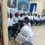 Pembasuhan kaki 12 orang oleh Pastor Simon Petrus Matuty dalam perayaan Kamis Putih – Surya Papua/Frans Kobun