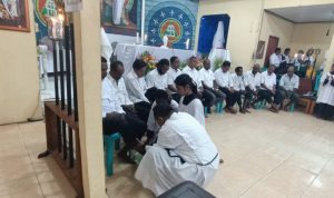 basu 1 Pembasuhan kaki 12 orang oleh Pastor Simon Petrus Matuty dalam perayaan Kamis Putih – Surya Papua/Frans Kobun
