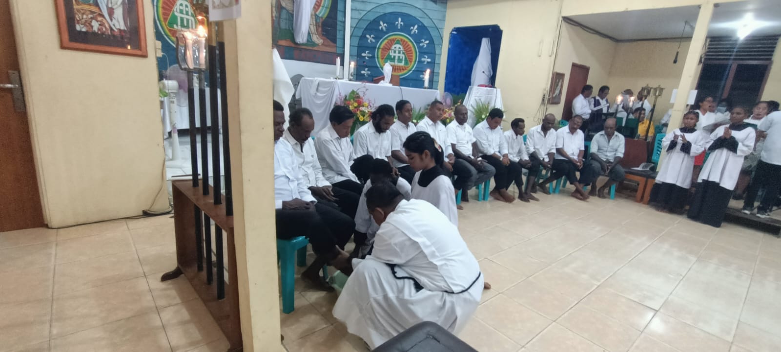 Pembasuhan kaki 12 orang oleh Pastor Simon Petrus Matuty dalam perayaan Kamis Putih – Surya Papua/Frans Kobun
