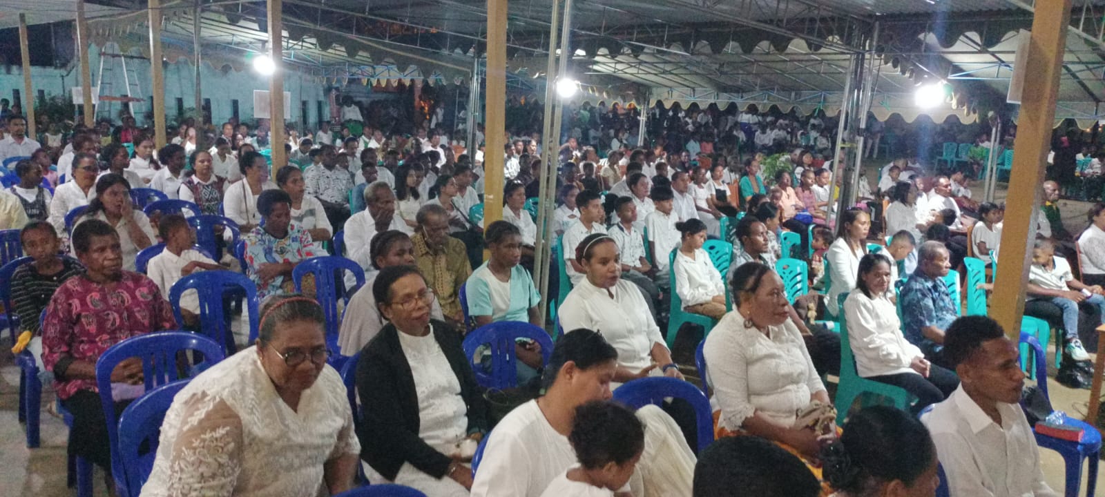 Seribuan umat yang memadati Gereja santa Theresia Buti mengikuti perayaan Kamis Putih – Surya Papua/Frans Kobun